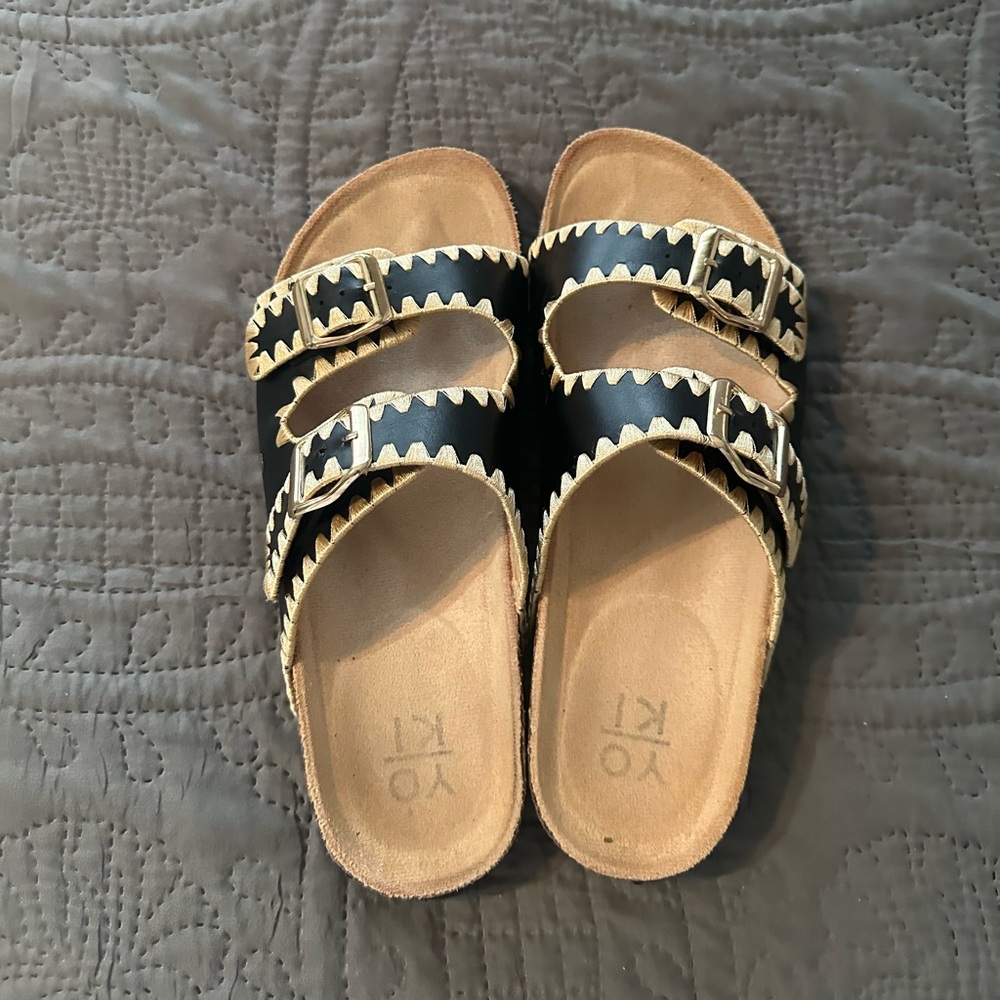 Black with tan trim. Size 7.